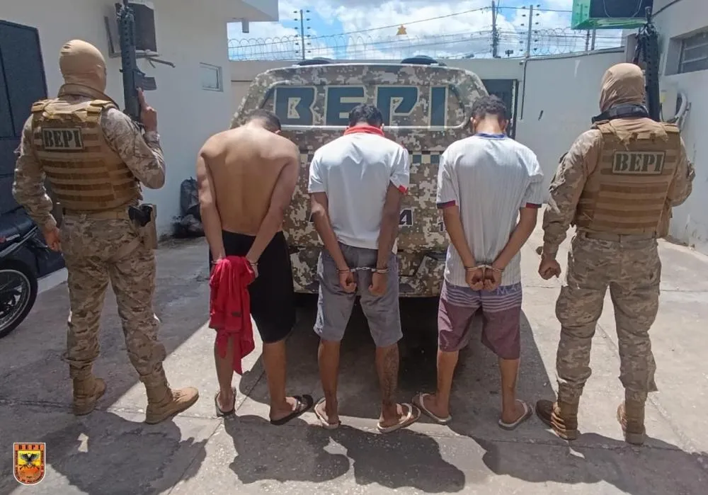 Polícia Militar prende trio com carro roubado, arma artesanal e celulares em Teresina