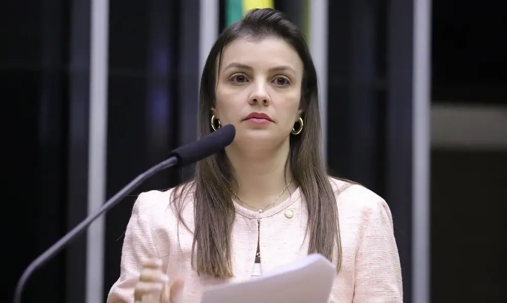 Deputada federal acusa marido de agressões físicas e psicológicas