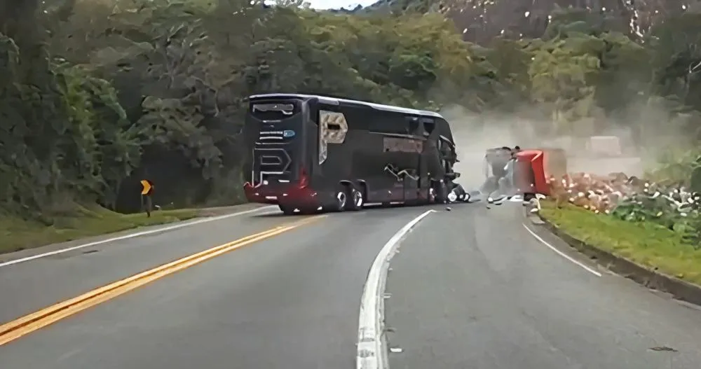 Acidente envolvendo carreta e ônibus mata 3 pessoas e deixa 26 feridos na BR-101
