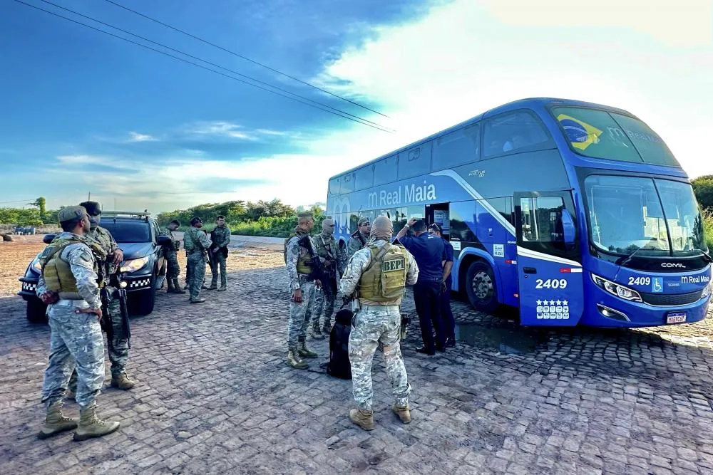 Homem suspeito de furtos a Correios e bancos é preso durante abordagem a ônibus em Lagoinha do Piauí