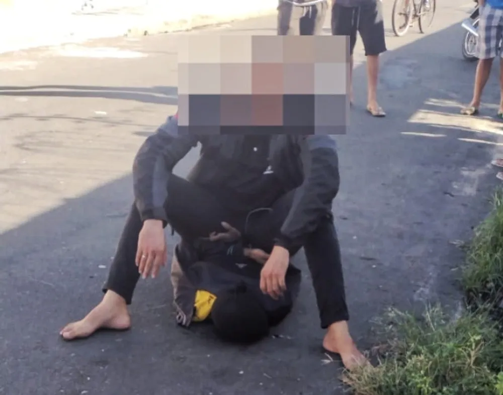 Suspeito de roubo tem pés e mãos amarrados por moradores após ser pego no bairro Dirceu de Teresina