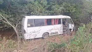 Acidente com micro-ônibus escolar deixa crianças e adolescentes feridos no interior do Piauí
