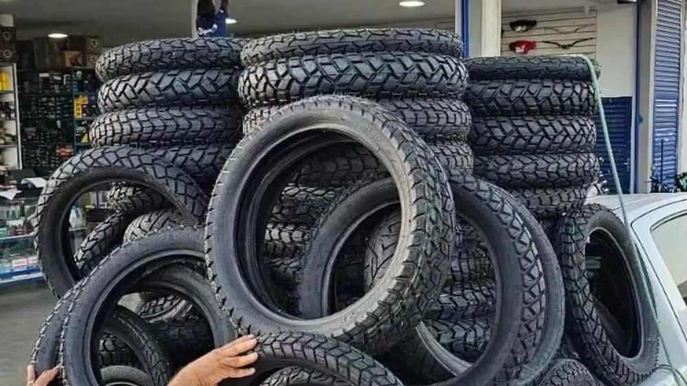 Mais de 100 pneus remoldados e com comercialização proibida são apreendidos em lojas no Piauí