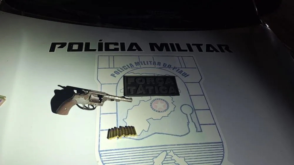 Homem é preso suspeito de porte ilegal de arma de fogo após exibir revólver em bar, em São Pedro do Piauí