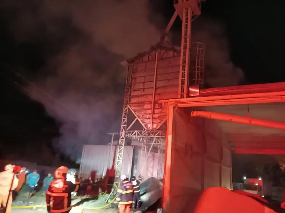 Bombeiros combatem incêndio de grandes proporções em fábrica no Distrito Industrial de Teresina