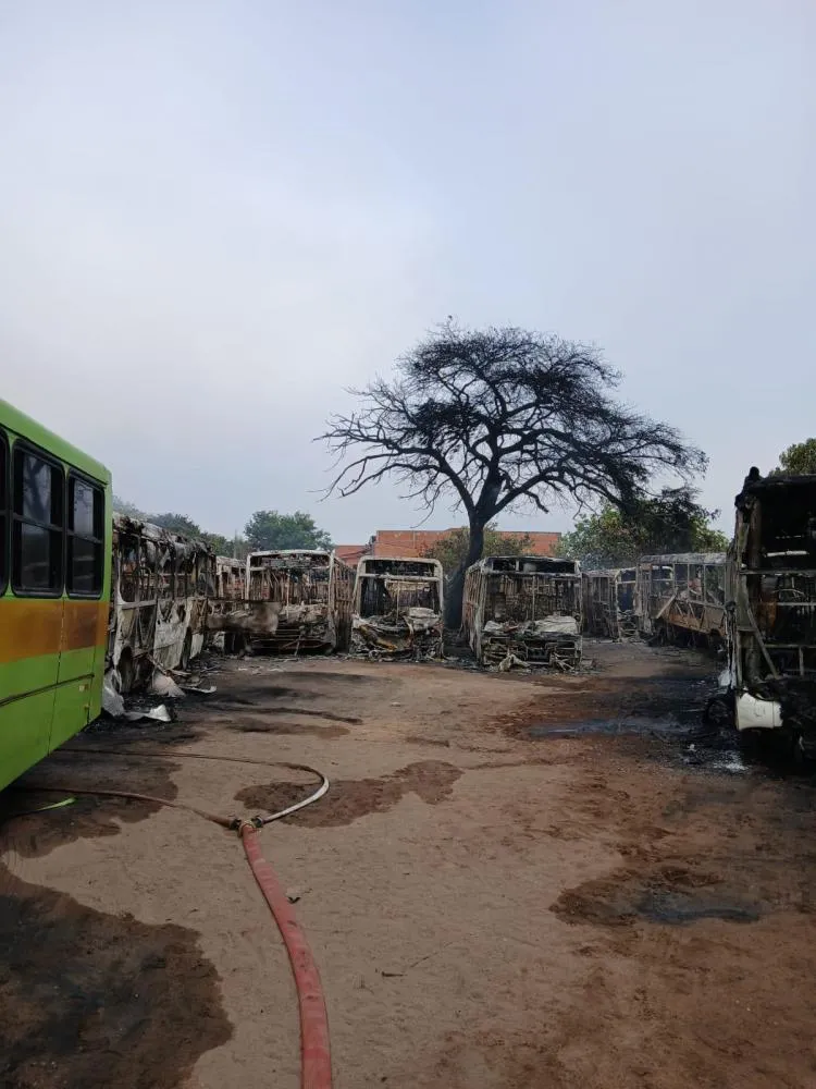 Incêndio de grandes proporções destrói 12 ônibus escolares na zona sul de Teresina
