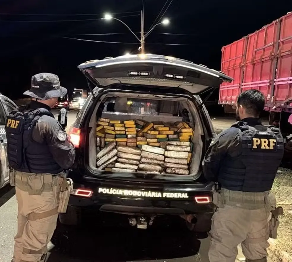 PRF apreende mais de 200 kg de drogas em caminhão na BR-316; motorista fugiu do local