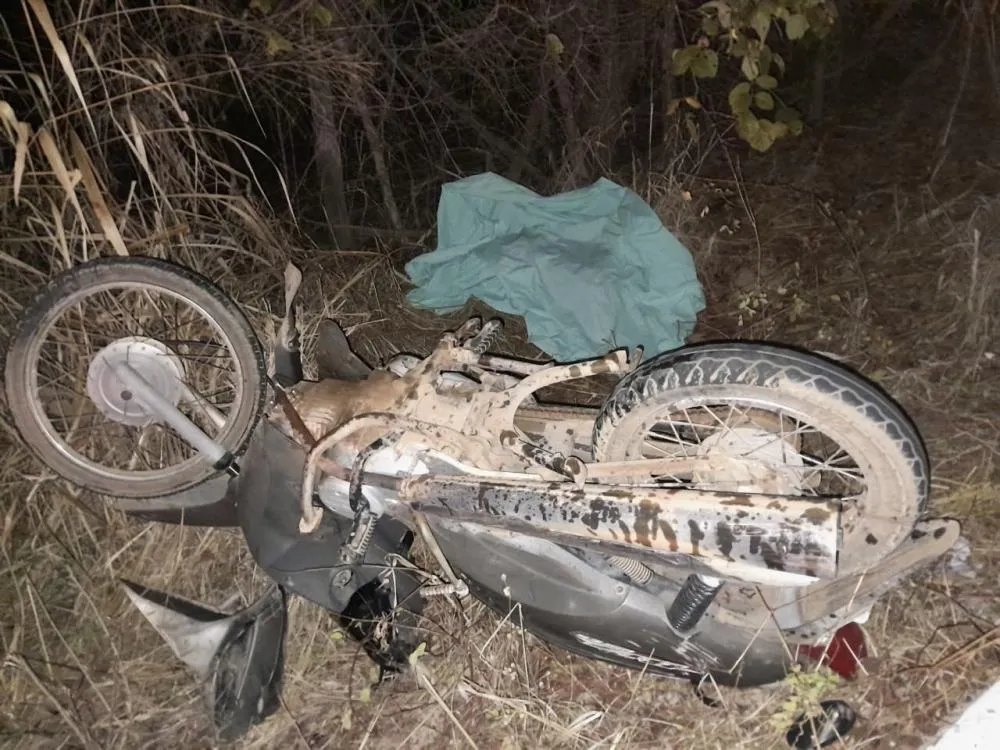 Colisão frontal entre moto e carro deixa um morto e outro gravemente ferido na zona rural de São Gonçalo do Piauí