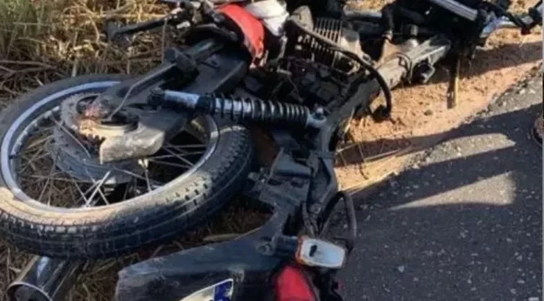 Colisão frontal entre moto e carro deixa duas pessoas mortas na BR-135, no interior do Piauí
