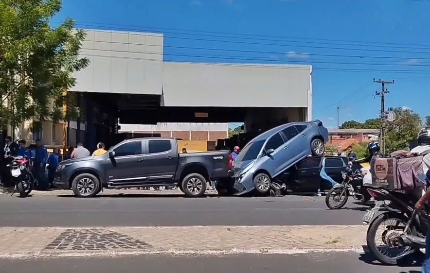 Carro fica em cima de outro após engavetamento e duas pessoas ficam feridas em Teresina