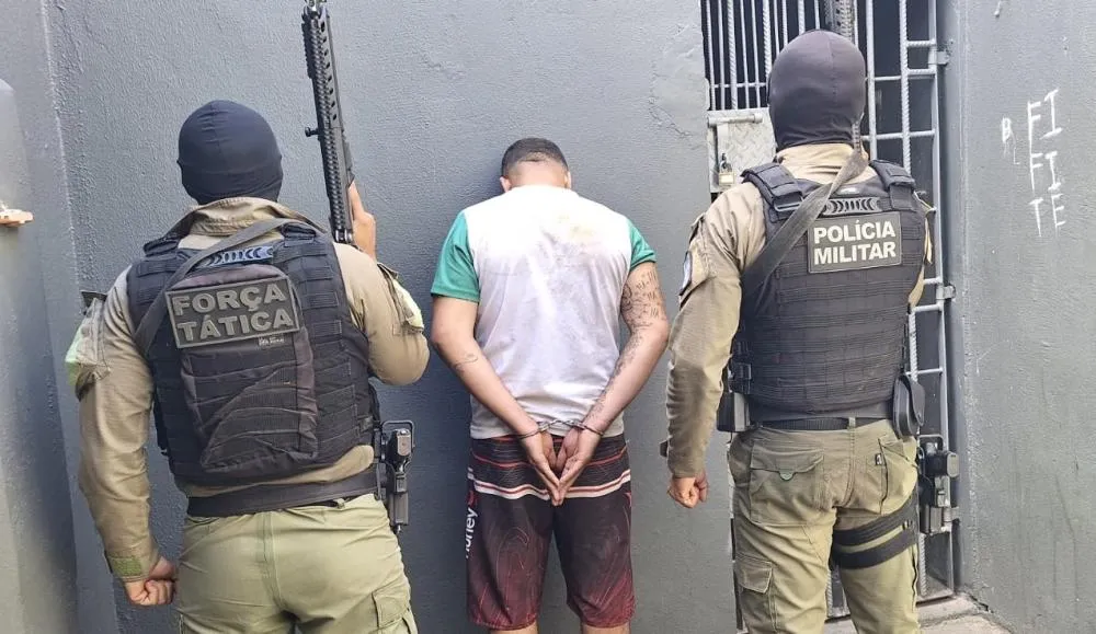 Homem com mandado de prisão em aberto e extensa ficha criminal é preso com arma em Regeneração