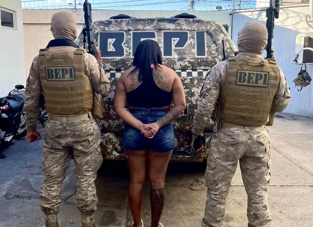 Mulher integrante de organização criminosa é presa com arma na cintura em Teresina