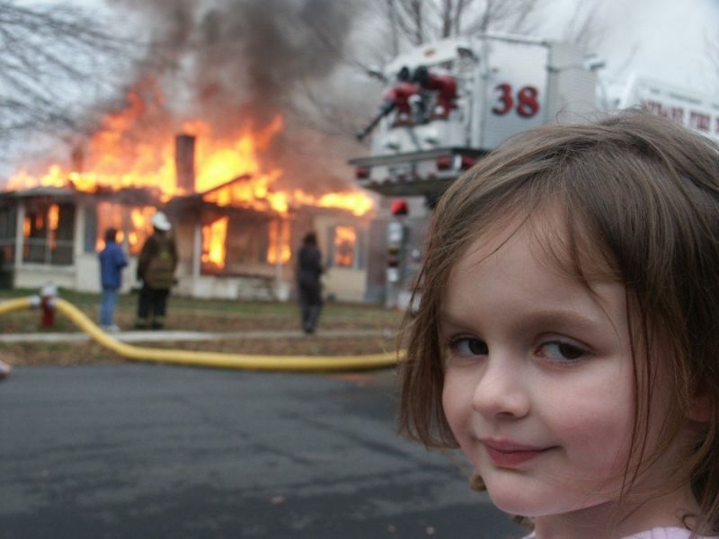 Meme de menina observando incêndio é vendido por R$ 2,6 mi