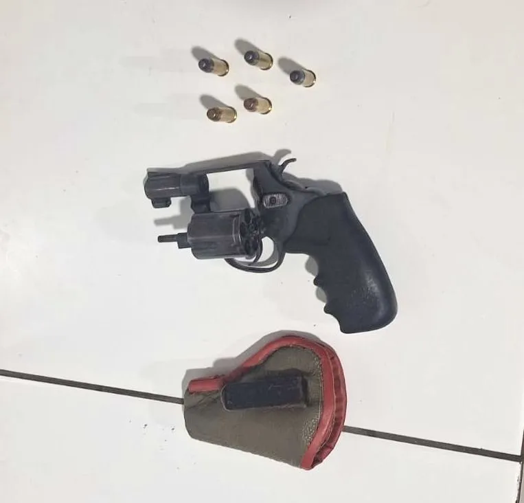 Homem tenta sacar arma após confusão em praça de São Pedro do Piauí e é desarmado por populares