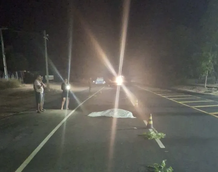 Mulher morre e homem fica ferido após moto colidir com cachorro na BR-343, em Angical do Piauí