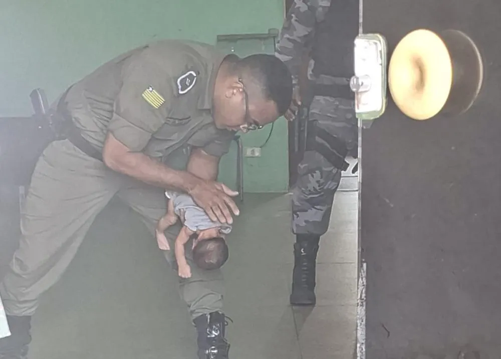 Policial militar salva bebê engasgado com leite materno em Teresina