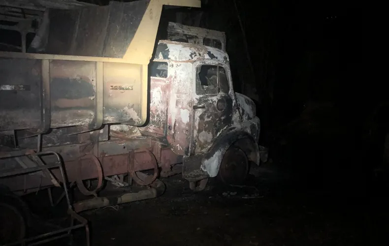 Incêndio de grandes proporções destrói veículos em oficina na zona Sul de Teresina