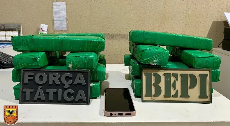 Jovem de 20 anos é presa ao desembarcar com 15 tabletes de maconha em Picos