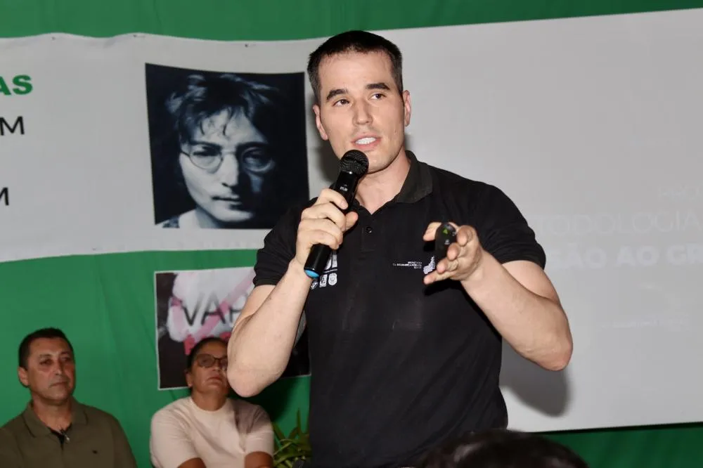 Delegado Matheus Zanatta realiza palestra para alunos de Hugo Napoleão sobre combate a práticas perigosas no trânsito e crimes digitais