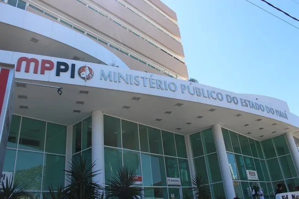 Ex-secretária de Cultura de Barro Duro denuncia que prefeitura é comandada por filho do prefeito