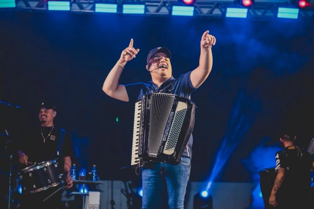 Festejos de Hugo Napoleão têm noite de shows com Tarcísio do Acordeon, Fernandinha e Forró Bandido