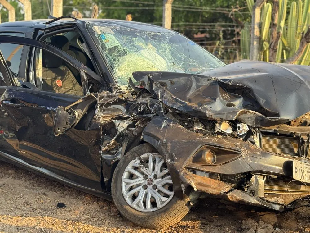 Colisão frontal entre carro de passeio e ônibus deixa três feridos na PI-236 entre Hugo Napoleão e Água Branca