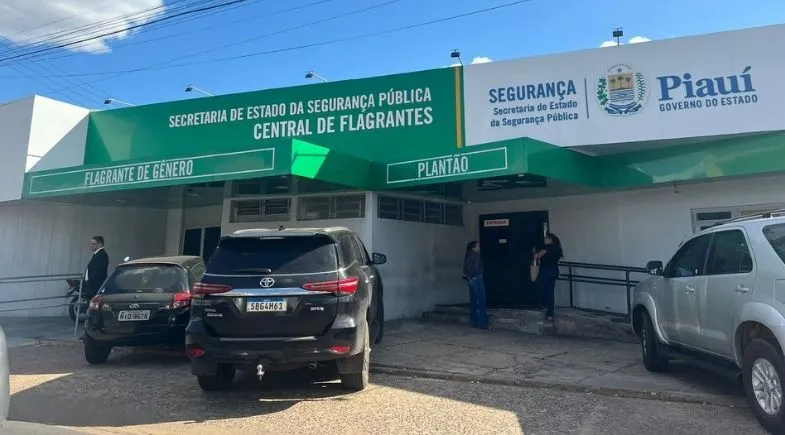 Esposa de médico é presa após agredir e ameaçar policiais dentro de delegacia em Teresina
