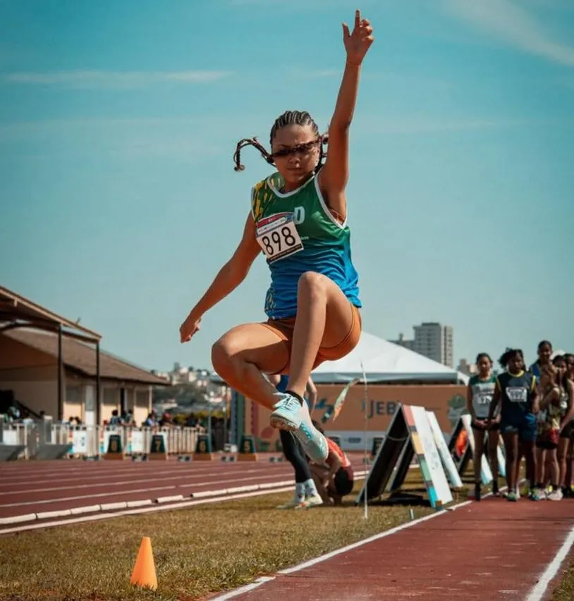 Atleta de Monsenhor Gil conquista ouro na prova dos 80 metros e se torna a melhor do Brasil nos Jogos Escolares