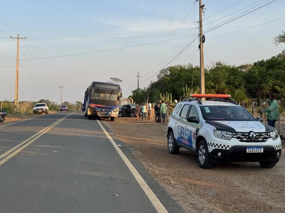Idoso morre dias após grave acidente entre carro e ônibus na PI-236, entre Hugo Napoleão e Água Branca