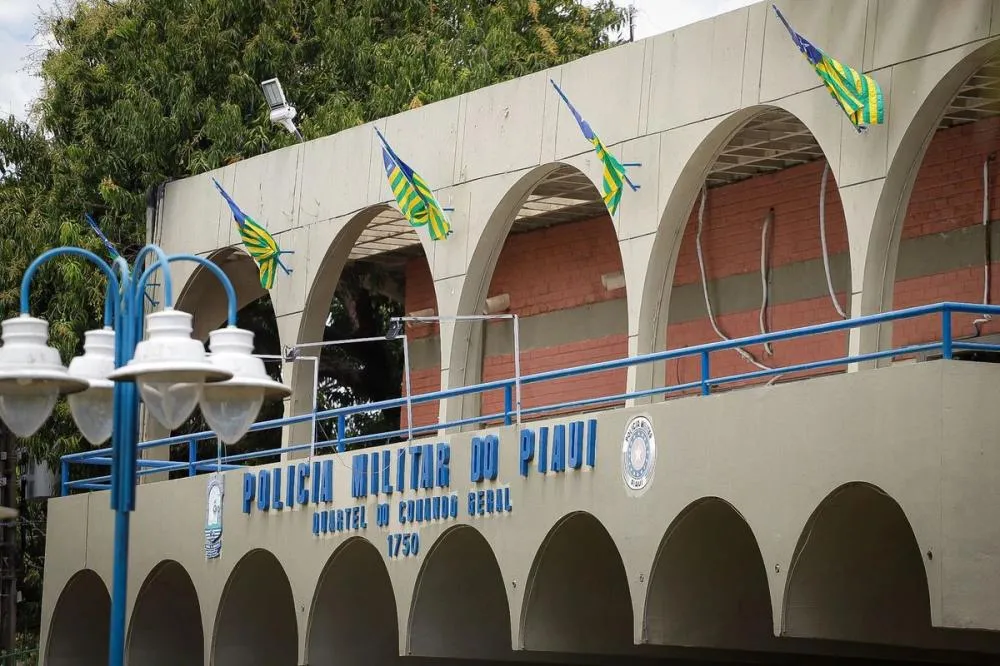 Dois policiais militares são presos após tentarem entrar em motel durante serviço em Teresina