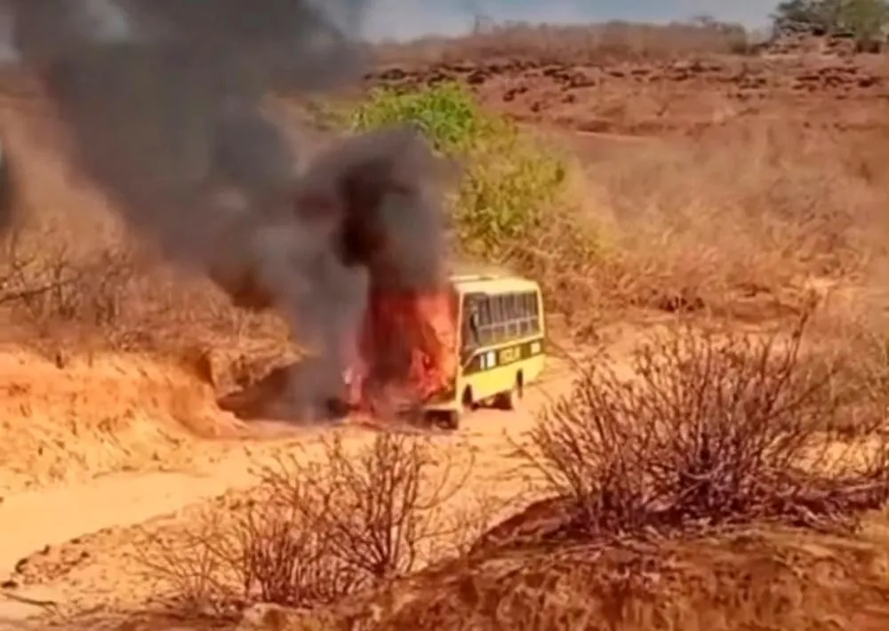 Ônibus escolar é destruído por incêndio no interior do Piauí; alunos escapam ilesos