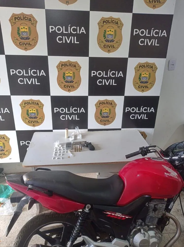 Homem é preso com drogas, arma e moto adulterada em operação da Polícia Civil em Amarante