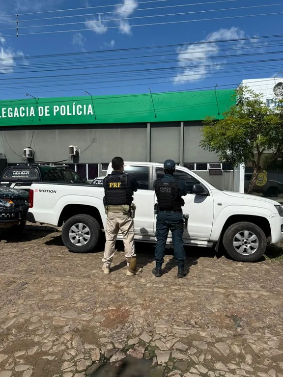 PRF recupera Amarok roubada e apreende arma de fogo em Piripiri