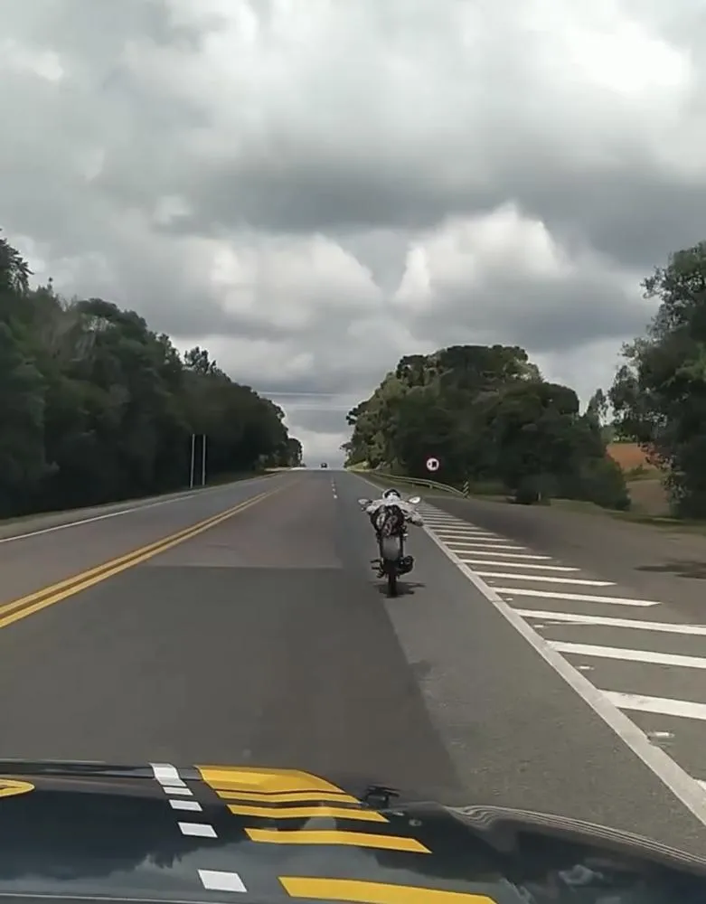 Motociclista faz “Superman”, esconde placa e perde moto
