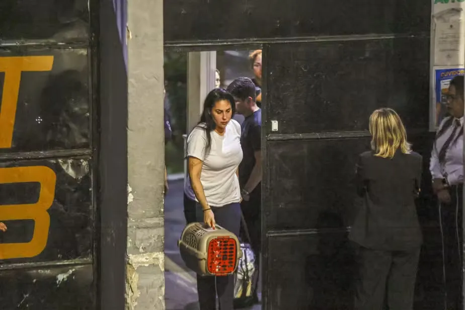 Monique Medeiros se entrega à polícia após STF ordenar prisão no caso Henry