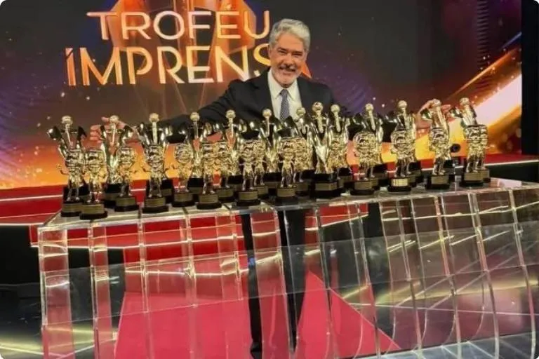 William Bonner recebe 33 estatuetas do Troféu Imprensa em visita ao SBT