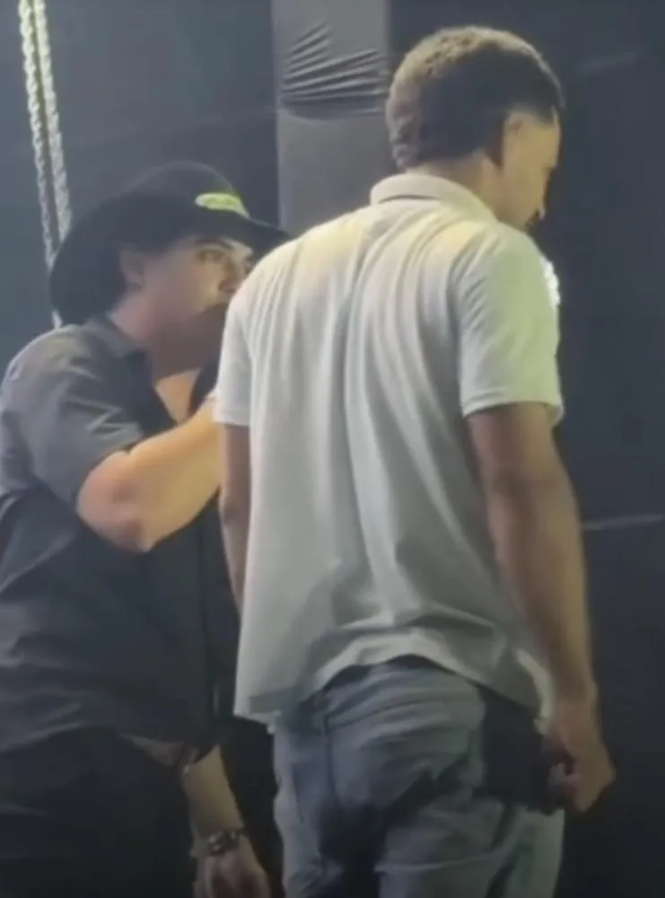 “Vou te dar um murro”: Homem invade palco e ameaça o cantor Natanzinho Lima