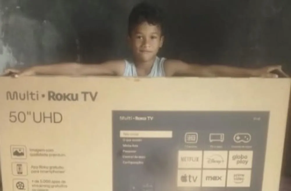Menino que via TV pela janela do vizinho ganha televisão de 50 polegadas