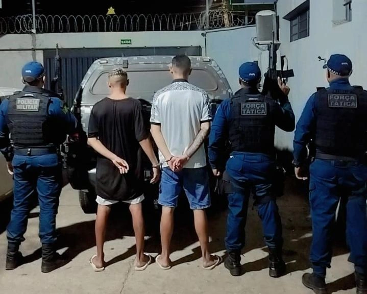 Força Tática prende dois homens e apreende arma e drogas em Teresina