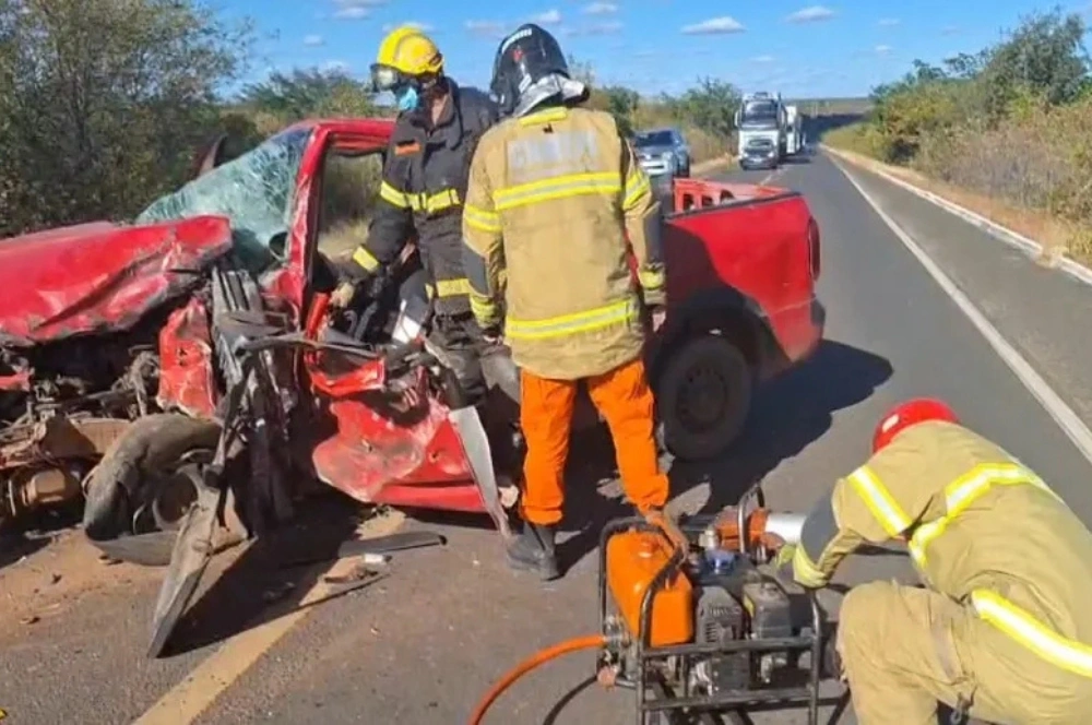 Motorista fica preso às ferragens em acidente entre carro e caminhão na BR-230