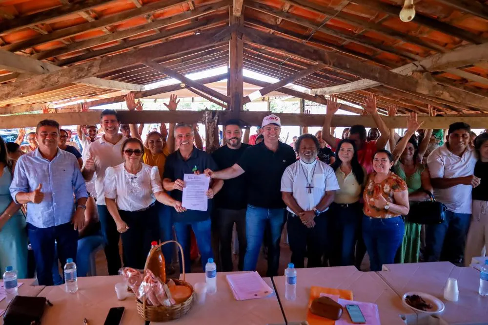 Dr. Vinicius entrega casas e inaugura 27 mil metros de calçamento
