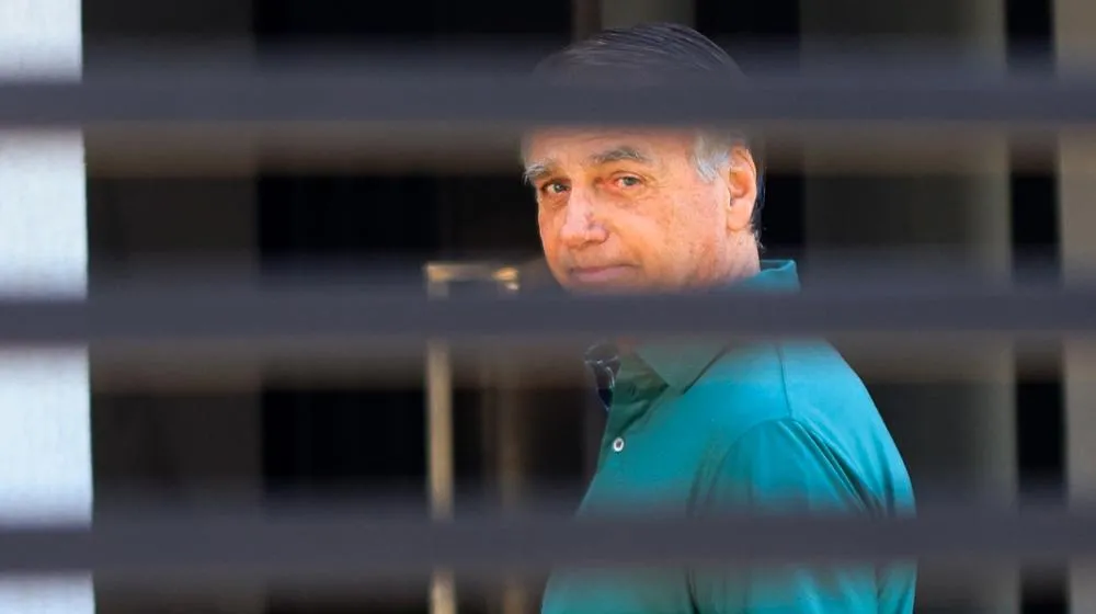 PF cumpre mandado de busca na casa do ex-presidente Jair Bolsonaro