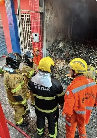Incêndio de grandes proporções atinge supermercado e imóveis em Piracuruca