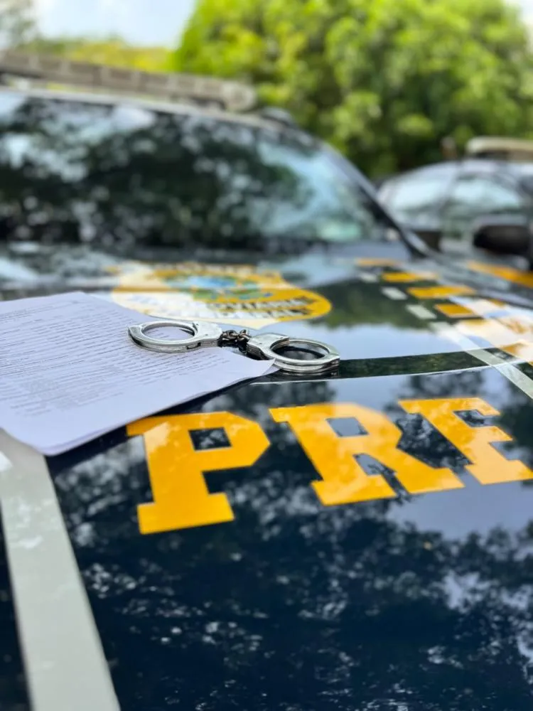 PRF prende homem com mandado por homicídio durante fiscalização na BR 316