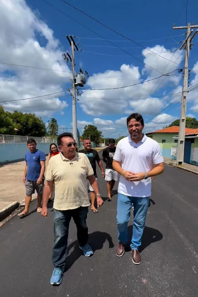 Marden Menezes vistoria obras de pavimentação em Cajueiro da Praia