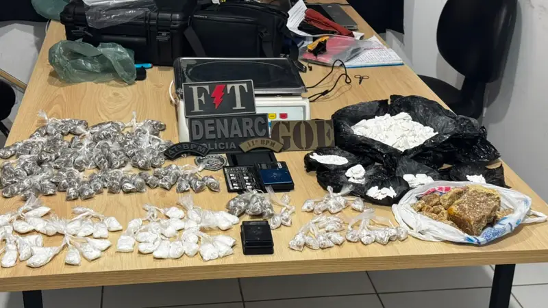 PM apreende entorpecentes escondidos em árvore de casa abandonada em Timon