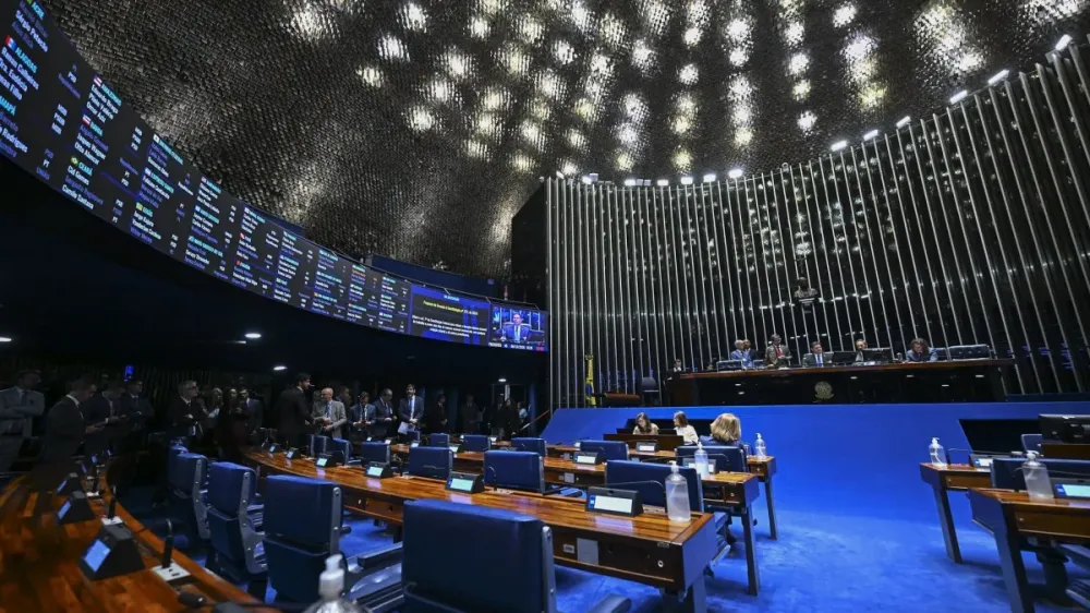 Senado aprova fim da escala 6x1 e dá vantagem política a Lula a 11 dias da eleição