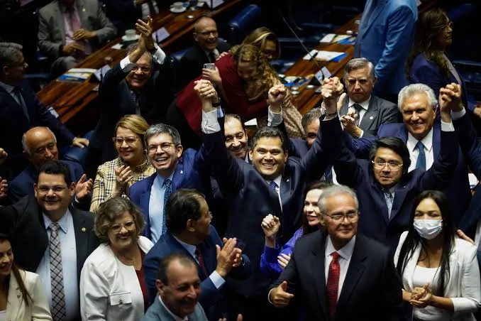 Como votaram os senadores do Piauí para o fim da escala 6x1; confira