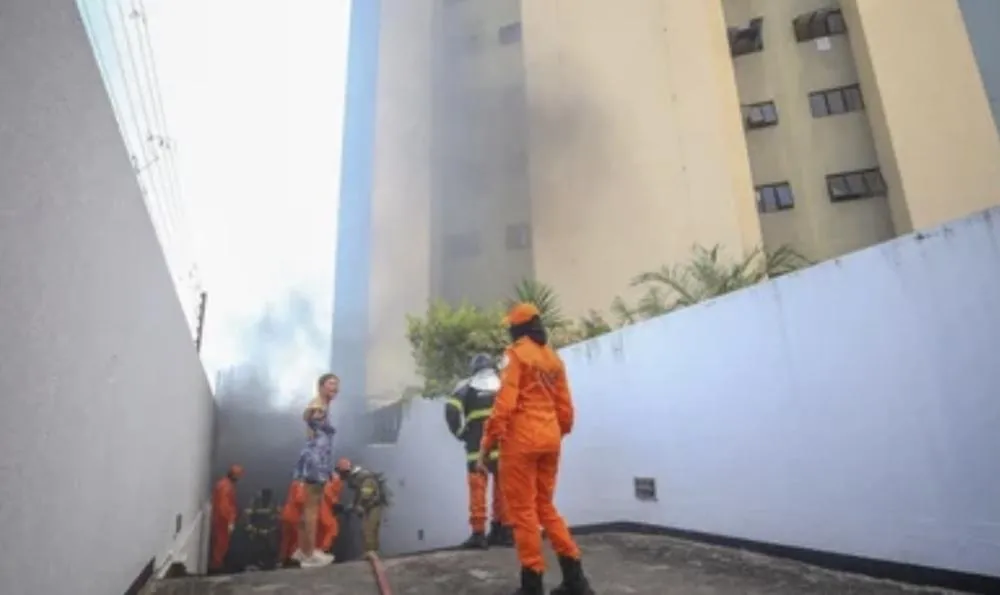 Carro pega fogo em garagem de prédio na zona Sul de Teresina