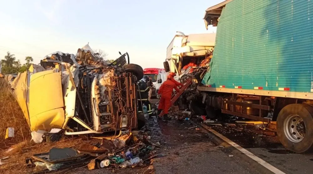 Colisão entre três caminhões deixa três mortos na BR-343 em Campo Maior